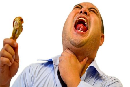 اگر در تنهایی غذا در گلویتان گیر کرد، چه کار باید بکنید؟