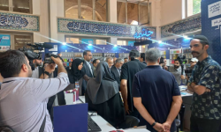 مسعود پزشکیان در بین کتاب‌ها