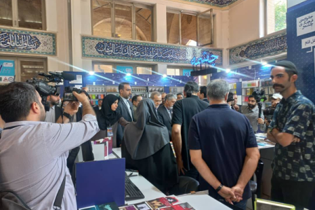 مسعود پزشکیان در بین کتاب‌ها