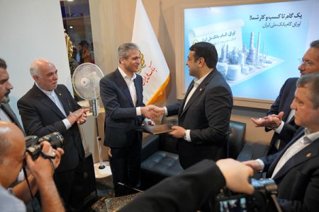 امضای تفاهم نامه همکاری بین بانک ملی ایران و گروه مالی کاریزما در نمایشگاه اینوکس مشهد