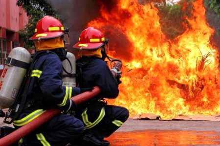 راز محبوس شدن افراد در شناور بندر دیر؛ واقعیت یا شایعه؟