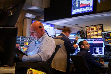 نگاه‌ها به گزارش اشتغال و کاهش نرخ بهره دوخته شده است