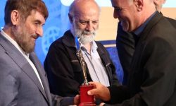 در نهمین اجلاس سراسری رضایتمندی مشتری با رویکرد اعطا نشان ملی اعتماد مشتریان؛ تندیس زرین همایش به بیمه دی رسید