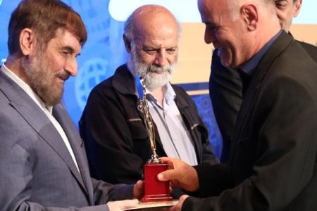 در نهمین اجلاس سراسری رضایتمندی مشتری با رویکرد اعطا نشان ملی اعتماد مشتریان؛ تندیس زرین همایش به بیمه دی رسید