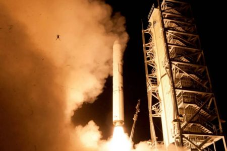 تصویر فراموش‌نشدنی ناسا؛ پرتاب قورباغه‌ای همزمان با موشک فضایی