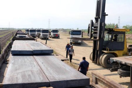 نخستین محموله تختال فولاد هرمزگان در ایستگاه رشت تخلیه شد