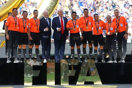 علیرضا فغانی مدالش را از دست ترامپ گرفت اما با او دست نداد+ ویدئو