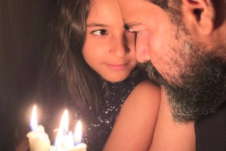 پدر و دختر در قاب مشکی؛ تصویری دلنشین از رضا صادقی