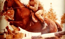 عکس نایاب از جوانی فخیم‌زاده؛ اسب‌سواری در دهه پنجاه!