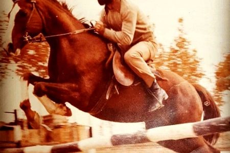 عکس نایاب از جوانی فخیم‌زاده؛ اسب‌سواری در دهه پنجاه!