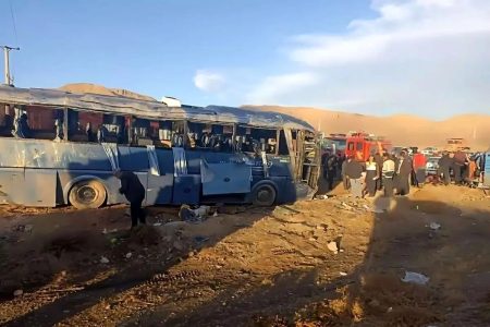 اتوبوس مشهد–شیراز واژگون شد، ۱۶ نفر زخمی شدند