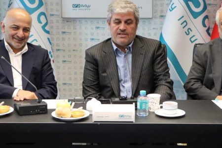 بیمه دی در کنار خدمت به خانواده ایثارگران، الگویی موفق برای صنعت بیمه کشور است