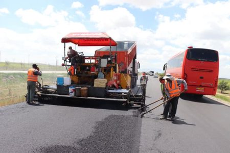 اجرای بیش از ۳۸۵ کیلومتر بهسازی و روکش آسفالت در راه‌های استان همدان