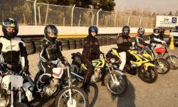 به زنان گواهینامه پایه یک برای کامیون و اتوبوس می‌دهیم اما گواهینامه موتورسیکلت نه؟