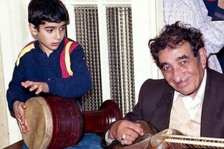 تصویری دیده نشده از همایون شجریان در حال نواختن تنبک در عروسی خواهرش