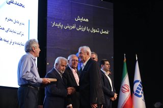 معرفی و تقدیر از پیشکسوتان و نمایندگان برتر بیمه آسیا در رشته‌های بیمه‌ای