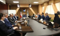 تکریم یادگاران شهدا در بیمه البرز به مناسبت هفته دفاع مقدس