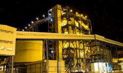 افزایش چشمگیر درآمد و سود عملیاتی شرکت آلومینای ایران در نیمه نخست امسال