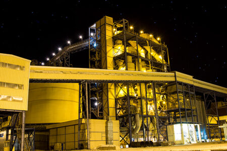 افزایش چشمگیر درآمد و سود عملیاتی شرکت آلومینای ایران در نیمه نخست امسال