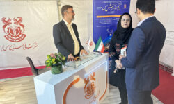 استقبال بازدیدکنندگان از کانتر رویداد «ایده‌های نوآورانه و فناورانه در زنجیره ارزش مس» در نمایشگاه ایران کانمین ۲۰۲۵