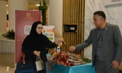 اهدای گل به بانوان شاغل در بانک صنعت و معدن به مناسبت میلاد با سعادت حضرت فاطمه(س)، روز زن و مادر