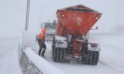 بیش از ۲ هزار کیلومتر از محورهای استان همدان برف‌روبی و نمک‌پاشی شد