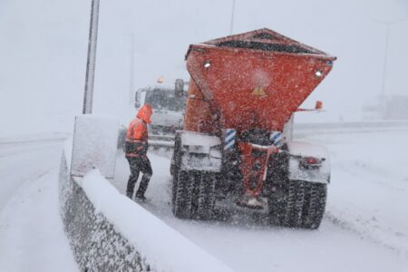 بیش از ۲ هزار کیلومتر از محورهای استان همدان برفروبی و نمکپاشی شد