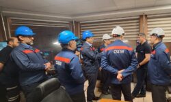 بازدید سرزده مدیر عامل شرکت فولاد اکسین خوزستان از خط تولید و گفتگو با کارکنان