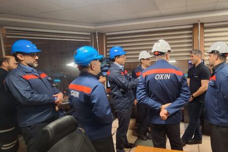 بازدید سرزده مدیر عامل شرکت فولاد اکسین خوزستان از خط تولید و گفتگو با کارکنان