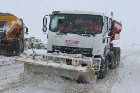 اجرای یکهزارو۲۰۰ کیلومتر باند برفروبی در محورهای کوهستانی استان همدان