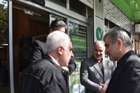 چهارمین بازدید مدیرعامل بانک از شعب در ایام جنگ/ کارکنان بانک مهر ایران پای کار خدمت به مردم