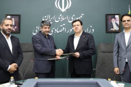 حمایت بانك ملت از بنگاه های اقتصادی آسیب دیده از جنگ تحمیلی – قرارداد عاملیت پرداخت حقوق و سرمایه در گردش بنگاه های اقتصادی با حضور معاون وزیر اقتصاد و مدیرعامل بانك ملت منعقد شد