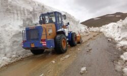 محور گنجنامه–تویسرکان بازگشایی شد/ اجرای۶۳ هزار مترمکعب برف‌روبی