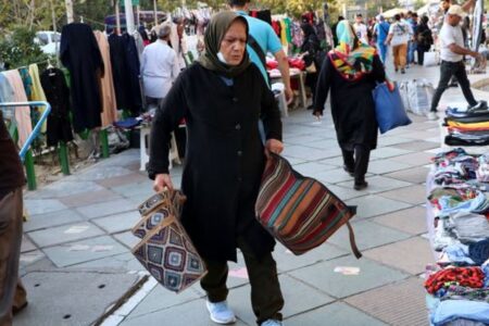 زنان اولین قربانیان شوک‌های اقتصادی پی‌در‌پی