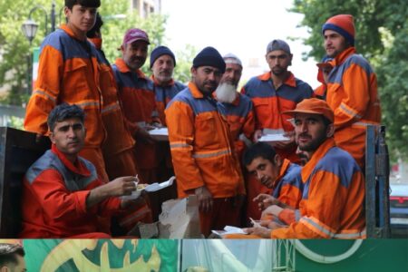 تجلی مسئولیت اجتماعی بیمه البرز در عید غدیر؛ از اطعام نیازمندان تا برپایی موکب های فرهنگی در پایتخت