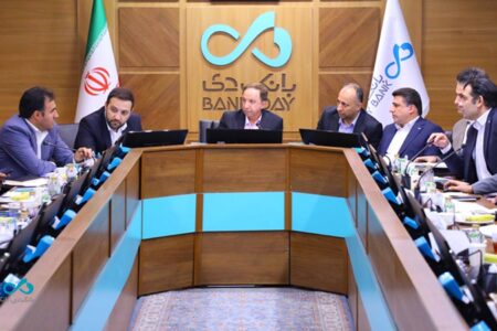توسعه «ارزآوری و درآمدهای کارمزدی» در کنار رویکرد منابع‌محور شعب بانک دى