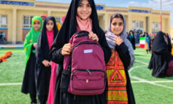 توزیع 4700 کولهپشتی و نوشتافزار در زنجیره مدارس بانک اقتصادنوین
