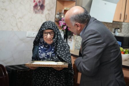 از سرکشی به خانواده معظم شهدا تا بوسه بر چادر مادر شهید