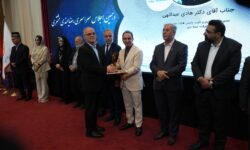 در دهمین اجلاس سراسری رضایتمندی مشتری، تندیس زرین اعتماد مشتری به بیمه دی رسيد