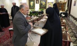مدیرعامل بیمه دی در منزل شهید دکتر لاریجانی؛ شهید لاریجانی همواره علم و تخصص را در کنار ایمان و ولایتمداری، از شروط مسئولیت می دانست
